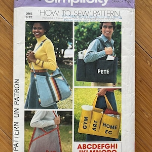 Peut inclure: Un patron de couture pour des sacs fourre-tout. Le patron comprend trois modèles de sacs fourre-tout différents, avec des instructions sur la façon de les décorer. Le patron comprend également un transfert pour la broderie alphabétique.