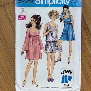 Può includere: Modello di cucito vintage Simplicity numero 8229 per un abito. Il modello è per una taglia 12, seno 86 cm. Il modello presenta tre modelle che indossano diverse versioni dell'abito. L'abito è uno stile semplice, senza maniche, a linea A. Il modello è etichettato come "Jiffy" e "taglio facile, cucito facile".