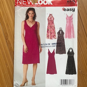 Peut inclure: Un patron de couture pour une robe sans manches avec un décolleté en V. Le patron comprend quatre styles de robes différents : une robe à fleurs roses, une robe à fleurs noires et blanches, une robe rose et une robe à pois noirs. Le patron est intitulé "New Look" et "Easy".