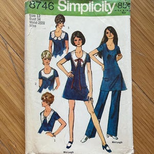 Puede incluir: Patrón de costura vintage Simplicity número 8746 para un vestido corto con cuello Peter Pan y una blusa a juego. El patrón es para la talla 12, pecho 86 cm, cintura 65 cm. El patrón es para una señorita.
