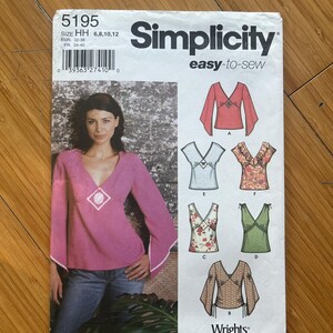 Op de afbeelding: Simplicity naaipatroon met een roze top met klokmouwen en witte bies. Het patroon bevat meerdere topontwerpen met V-halzen en verschillende mouwstijlen. De tekst "easy-to-sew" is zichtbaar.