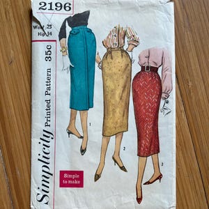 Op de afbeelding: Vintage Simplicity Gedrukt Patroon 2196. Het patroon toont illustraties van drie potloodrokken in verschillende kleuren en stijlen. De taille is 63,5 cm en de heup is 86,4 cm. Het patroon is gemarkeerd met "Simple to make".