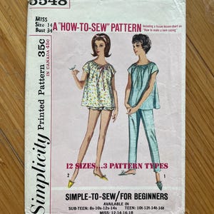 Op de afbeelding: Simplicity naaipatroon nummer 5548 voor een "How-to-Sew"-patroon. Het patroon omvat 12 maten en 3 patroontypen. Het patroon is voor een eenvoudig te naaien kledingstuk voor beginners. Het patroon is verkrijgbaar in de maten 8s-10s-12s-14s voor junior, 10t-12t-14t-16t voor tieners en 12-14-16-18 voor meisjes.