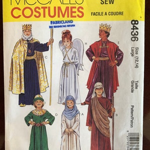 Puede incluir: Un patrón de costura vintage para disfraces de niños. El patrón incluye cinco disfraces diferentes: un rey, un ángel, un pastor, un mago y un segundo rey. El patrón es para las tallas 12-14 y está etiquetado como "Fácil de coser".