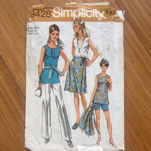 Peut inclure: Une pochette de patron de couture vintage Simplicity 9428 illustrant trois tenues : un haut sans manches bleu sarcelle avec un pantalon blanc, un haut sans manches blanc avec une jupe fleurie, et un haut sans manches fleuri avec un short assorti.