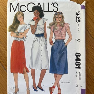 Peut inclure: Patron de couture McCall's numéro 8481 pour une taille de jeune fille de 24. Le patron comprend trois styles de jupes différents : une jupe rouge avec une fente, une jupe blanche avec des boutons et une jupe bleue à taille haute. Les hauts ne sont pas inclus.