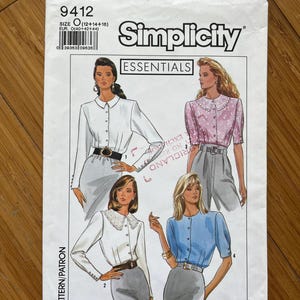 Peut inclure: Patron de couture Simplicity Essentials numéro 9412 pour les tailles 12-14-16 ou 40-42-44. Le patron comprend des instructions pour réaliser quatre chemisiers différents avec une variété de styles de col et de manches. Le patron est illustré avec quatre mannequins différents portant les chemisiers.