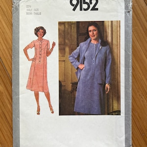 Peut inclure: Patron de couture Simplicity numéro 9152 pour une robe avec une veste. Le patron est pour une demi-taille, 22 1/2. Le patron montre deux mannequins portant la robe et la veste. Le mannequin de gauche porte une robe rose et le mannequin de droite porte une robe et une veste bleues.
