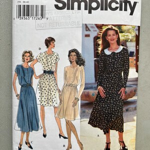 Może przedstawiać: Wzór szycia Simplicity numer 9795 dla rozmiarów 8, 10 i 12. Wzór zawiera instrukcje do uszycia trzech sukienek. Pierwsza sukienka to niebieska sukienka z białym kołnierzykiem. Druga sukienka to beżowa sukienka z białym kołnierzykiem. Trzecia sukienka to czarno-biała sukienka w kwiaty z białym kołnierzykiem.