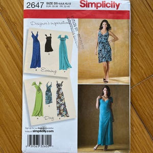 Peut inclure: Patron de couture Simplicity numéro 2647 pour une robe. Le patron comprend des instructions pour réaliser une robe longue dans trois styles différents : une robe bleue, une robe verte et une robe marron. Le patron est pour les tailles D5 4, 6, 8, 10 et 12. Le patron est pour les tailles européennes 30-38 et les tailles françaises 32-40.