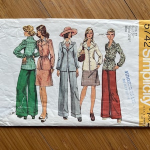 Peut inclure: Un patron de couture vintage Simplicity pour vêtements féminins. Le numéro du patron est 5742 et la taille est 12. Le patron comprend quatre styles de vêtements différents, dont un tailleur-pantalon à carreaux, une jupe et un haut, un tailleur-pantalon et un chemisier et un pantalon.