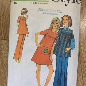 Może przedstawiać: Wzorzec szycia vintage do sukienki z kołnierzykiem typu Peter Pan i spódnicą z kieszenią. Wzorzec jest dla rozmiarów 9-10 i ma obwód klatki piersiowej 76 cm. Wzorzec pochodzi od Fumerton's Ltd. i ma numer 3756.