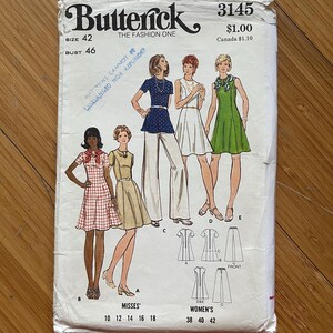Peut inclure: Patron de couture vintage pour une robe et un pantalon. Le patron est pour les tailles 10-18 et 38-42. Le patron est de Butterick et porte le numéro 3145. Le patron est pour les tailles de femmes et de jeunes femmes.