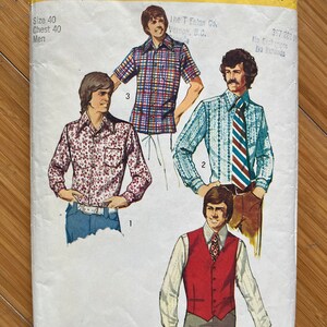 Peut inclure: Un patron de couture vintage pour une chemise homme avec trois vues différentes. Le patron est de Simplicity et porte le numéro 5047. Le patron comprend des instructions pour une chemise avec col et bande de col, et une chemise avec col sans bande de col.
