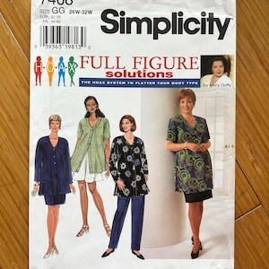 Può includere: Modello di cucito Simplicity 7468 per soluzioni per taglie forti. Il modello presenta illustrazioni di donne che indossano vari outfit. Il modello include il testo "FULL FIGURE solutions" e "THE HOAX SYSTEM TO FLATTER YOUR BODY TYPE by Mary Duffy".