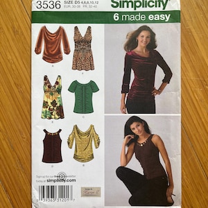 Puede incluir: Patrón de costura Simplicity número 3536 para seis blusas diferentes. El patrón incluye instrucciones para hacer una blusa marrón, una blusa verde, una blusa de estampado de leopardo, una blusa amarilla, una blusa marrón con detalles dorados y una blusa burdeos. El patrón es para las tallas D5, 4, 6, 8, 10 y 12. El patrón es para las tallas europeas 30-38 y las tallas francesas 32-40.