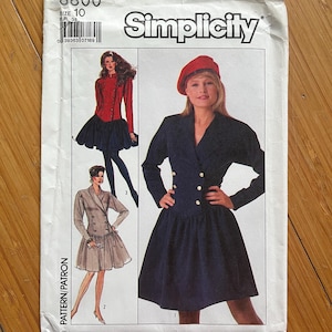 Puede incluir: Patrón de costura Simplicity número 8800, talla 10, para un vestido con doble botonadura, delantero abotonado, mangas largas y falda fruncida. El patrón incluye tres vistas diferentes del vestido.