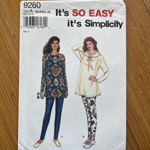 Può includere: Modello di cucito Simplicity numero 9260 per le taglie XS, S, M, L e XL. Il modello include istruzioni in inglese, francese e spagnolo. Il modello mostra due stili diversi di top, uno con una stampa geometrica e l'altro con un colore solido. Entrambi i top sono a maniche lunghe e hanno una vestibilità rilassata.