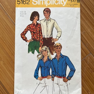 Pode incluir: Padrão de costura vintage Simplicity número 5162 para uma camisa. O padrão inclui instruções para fazer uma camisa de manga comprida com colarinho e fecho de botões. O padrão é para o tamanho 18, busto 40, e é para senhoras.