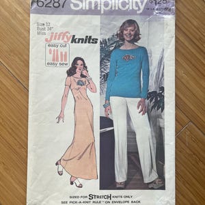 Puede incluir: Patrón de costura Simplicity número 6287 para una blusa y pantalones de punto. El patrón es para las tallas 12 y un contorno de pecho de 86 cm. El patrón está etiquetado como "Jiffyknits" y "corte fácil, costura fácil".