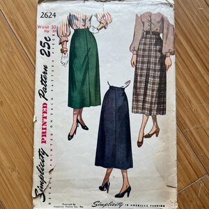 Może przedstawiać: Vintage wzór Simplicity 2624 z ilustracjami spódnic. Wzór zawiera wymiary talii i bioder. Wzór jest drukowany i kosztuje 25 centów. Marka Simplicity jest widoczna na wzorze.