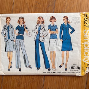 Peut inclure: Une pochette de patron de couture Simplicity 5527 pour taille 16, buste 38 pouces, taille 30 pouces. Le devant présente des illustrations de cinq tenues avec blazers, jupes et pantalons dans des tons bleu et blanc, avec le texte Top Sized for Stretch Knits Only.