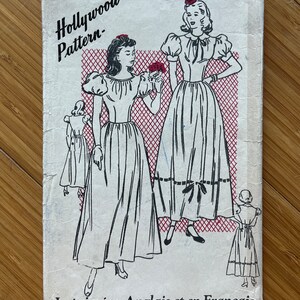 Pode incluir: Padrão de costura vintage para um vestido, com duas mulheres em vestidos com mangas bufantes e laços. O padrão é da Hollywood Pattern, número 263, tamanho 17. O texto "Imprimé en Anglais et en Français" está impresso na parte inferior.