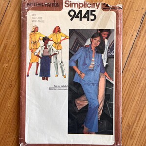 Pode incluir: Um envelope de molde de costura vintage Simplicity 9445 para tamanhos médios. A frente apresenta ilustrações de vários conjuntos, incluindo casacos, saias e calças, juntamente com uma fotografia de uma pessoa vestindo camisa e calças azuis.