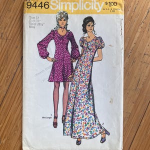Peut inclure: Une pochette de patron de couture Simplicity 9446 illustrant deux modèles de robes : une robe courte à pois violets avec des manches longues et une robe longue à motifs floraux avec des manches bouffantes. La pochette indique la taille 12.