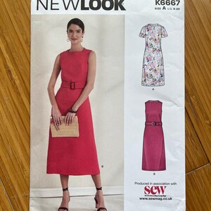 Pode incluir: Padrão de costura para um vestido com dois estilos diferentes. O primeiro estilo é um vestido sem mangas com cinto e o segundo estilo é um vestido de manga curta com estampa floral. O padrão é da Newlook e é tamanho A, PT 36-48. O padrão é produzido em associação com a Sew Magazine.