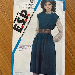Peut inclure: Patron Simplicity 5711 ESP Patron Extra-Sûr pour une robe sans manches avec une ceinture marron. Le patron est pour les tailles 8, 10 et 12. Le patron est pour une demoiselle ou une jeune femme. Le patron est non-retournable.