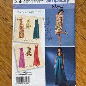 Puede incluir: Patrón Simplicity New 2582 para un vestido con diferentes opciones de diseño. El patrón incluye instrucciones para hacer un vestido largo y fluido en color turquesa, rosa y con estampados florales. El patrón es para las tallas 14-22.