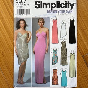 Puede incluir: Patrón de costura Simplicity número 5587 para tallas 12-18. El patrón incluye instrucciones para diseñar ocho vestidos diferentes de estilo halter. Los vestidos se muestran en varios colores y patrones, incluyendo rosa, blanco, negro, verde y estampado de leopardo.