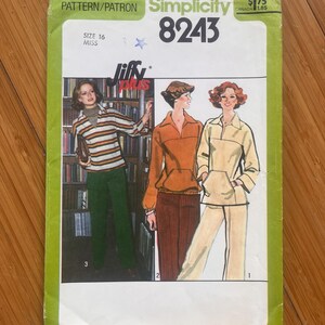 Może przedstawiać: Koperta z wykrojem krawieckim vintage Simplicity 8243 w rozmiarze 16 miss. Okładka zawiera ilustracje trzech strojów, w tym bluzkę z długim rękawem w paski ze spodniami w kolorze zielonym, pomarańczowy sweter z brązowymi spodniami oraz beżowy sweter z pasującymi spodniami.