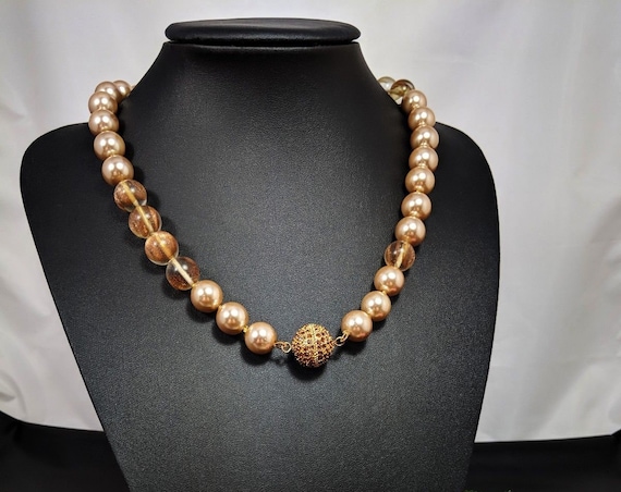 Lovely Vintage Lustrous Faux Pearl Art Gold Confetti Beaded Necklace.