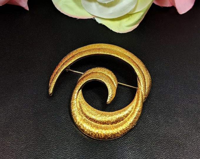 Beautiful 3D Effect Gold tone Brooch 1960s