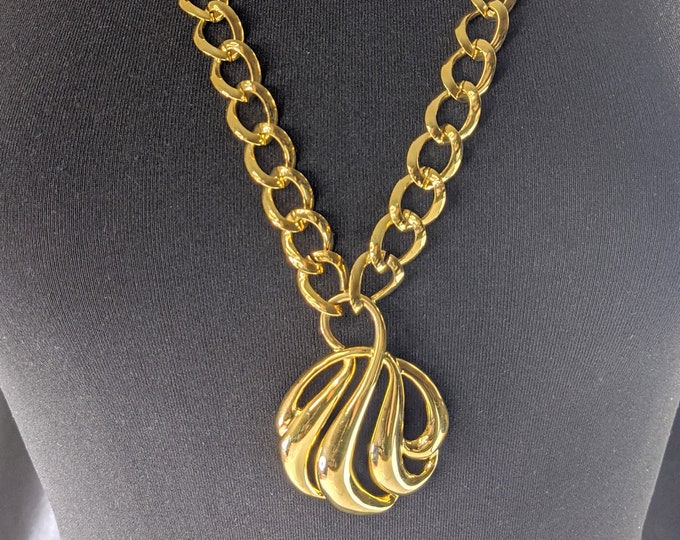 Lovely Vintage Gold-tone Necklace Pendant Signed Napier PAT. PEND. Jewellery