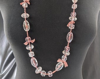 Bella collana in lucite con cordoncini in seta rosa pastello di J. CREW. Gioielleria