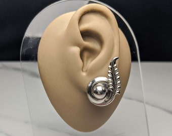 Lovely Vintage Jewellery Silver-tone leaves Design Clip on Earrings