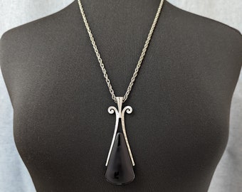 Beautiful Vintage  Faux Onyx Pendant Necklace by Avon Jewellery