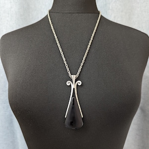 Beautiful Vintage  Faux Onyx Pendant Necklace by Avon Jewellery