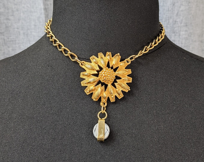 Lovely Vintage Jewellery Gold-tone Pendant Howlite Necklace with bell