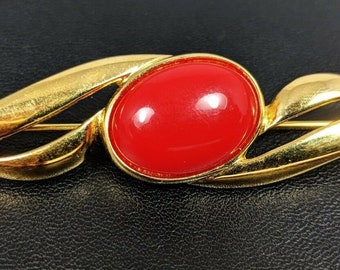 Beautiful Gold-Tone cherry red plastic oval cabochon Pin / Brooch by Monet