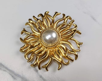 Lovely Vintage Jewellery Gold-tone Faux Pearl brooch