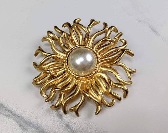 Lovely Vintage Jewellery Gold-tone Faux Pearl brooch