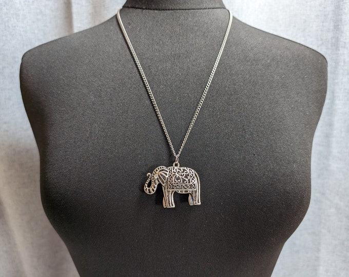 Lovely Vintage Jewellery Glittering Elephant Sparkle Pendant Necklace