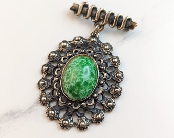 Lovely Vintage Jewellery Green Peking glass stone Dangle Brooch