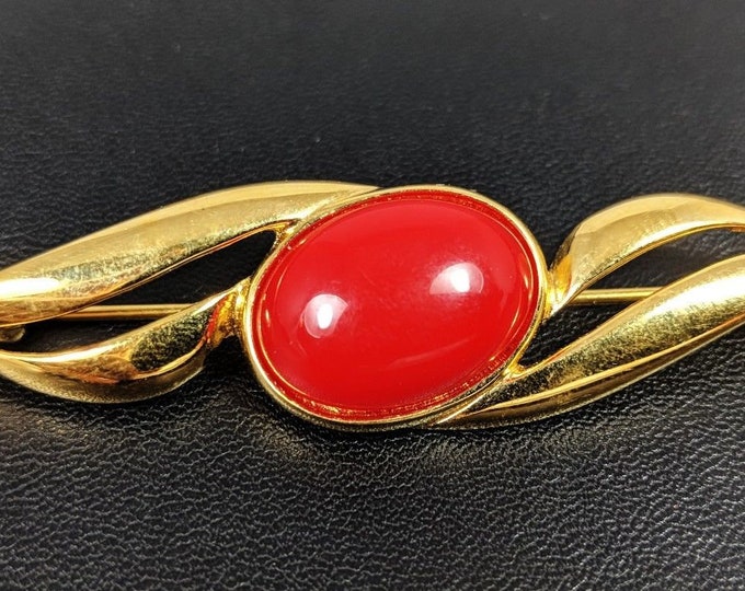 Beautiful Gold-Tone cherry red plastic oval cabochon Pin / Brooch by Monet