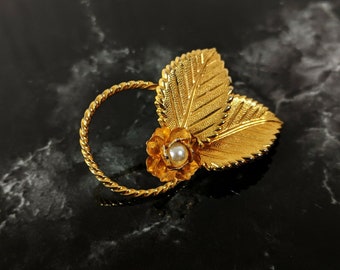 Pretty Small Vintage Gold-tone brooch with Faux Pearl