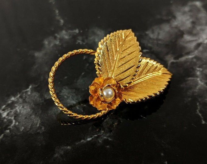 Pretty Small Vintage Gold-tone brooch with Faux Pearl